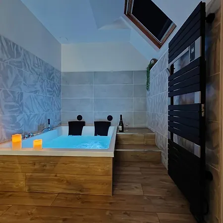 Hébergement de vacances La Bulle Romantique, Avec Jacuzzi Privatif *